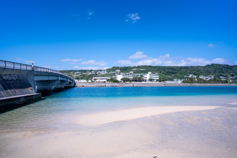 奥武島の橋と砂浜