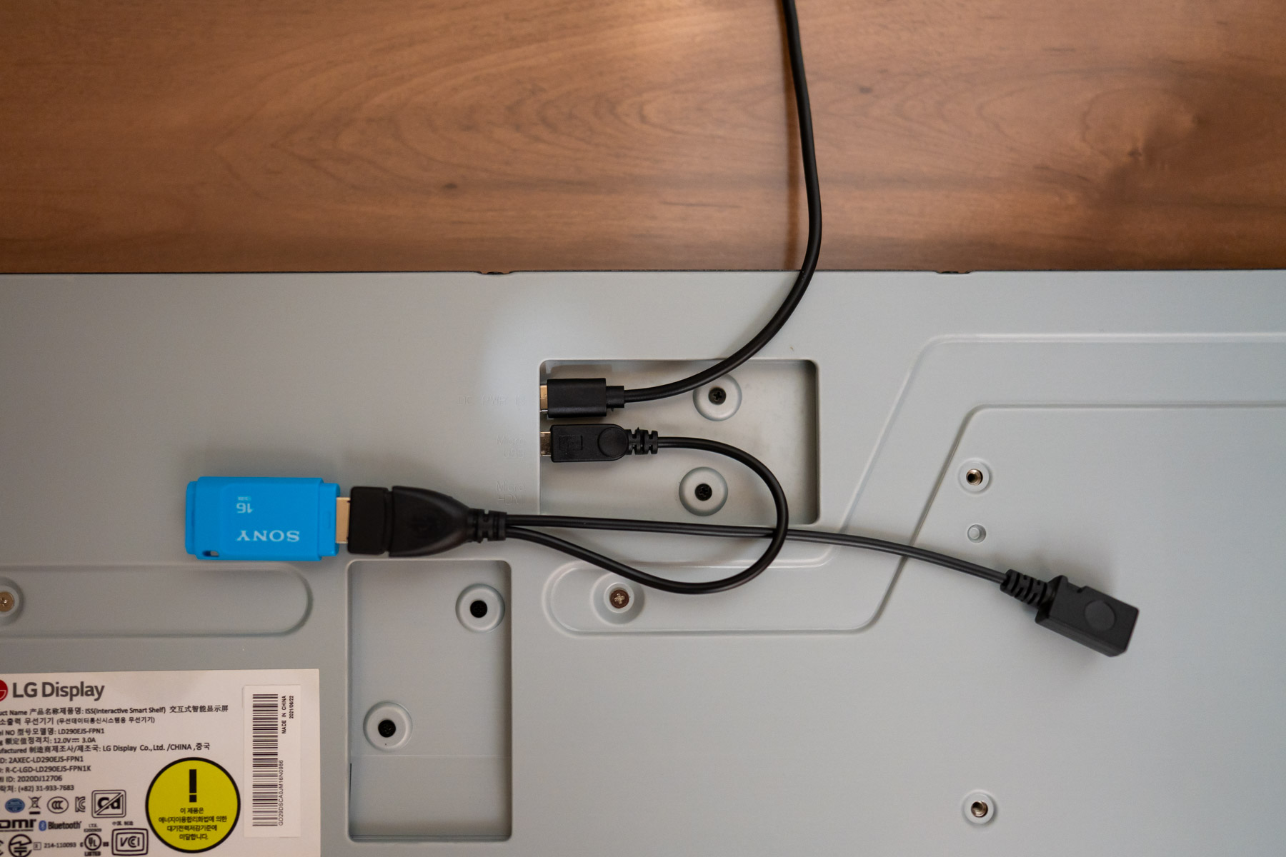 OTGケーブルでUSBフラッシュメモリを接続した様子